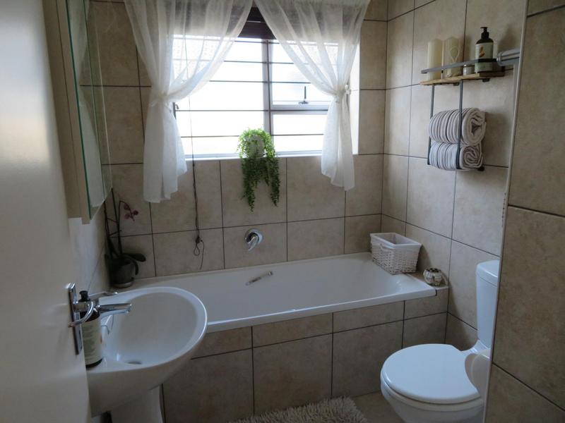 To Let 3 Bedroom Property for Rent in Eikenbosch Western Cape